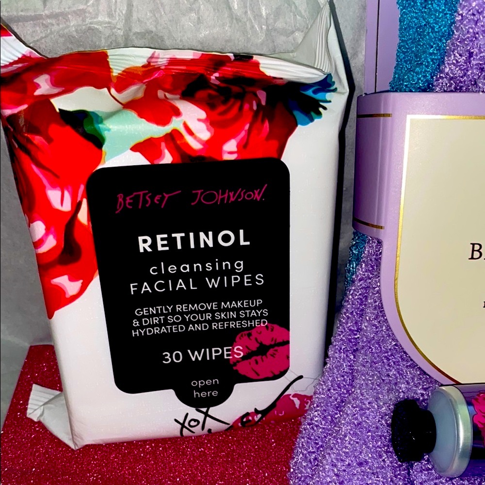 Betsey Johnson Skincare/Beauty Set w an additional 3pc Set of Exfoliating Gloves - Picture 3 of 4